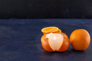 Mavi arka planda dilimlenmiş portakallar, açı açısı. Yüksek kalite fotoğraf