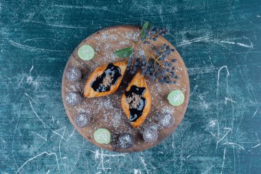 Tahtada kruvasan keki ve üzüm var, mavi arka planda. Yüksek kalite fotoğraf