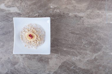 Kırık pirinç keki ve mermer zemin üzerindeki lezzetli nar aromalı. Yüksek kalite fotoğraf