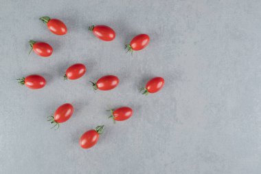 Beton zeminde izole edilmiş kırmızı kiraz domatesleri. Yüksek kalite fotoğraf