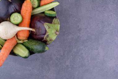 Sebze kasesi mavi arka planda izole edilmiş. Yüksek kalite fotoğraf