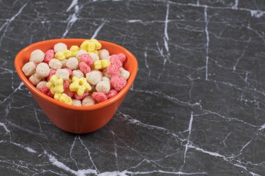 Turuncu kasede renkli mısır gevreği topları. Yüksek kalite fotoğraf