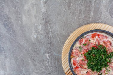 Koyu tavada domatesli yumurta ve yeşillik. Yüksek kalite fotoğraf