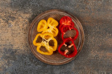 Tahtada mermer zemin üzerinde bir tepsi tatlı biber. Yüksek kalite fotoğraf