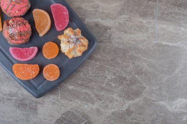 Marmeladlı donanma kurulu ve mermer arka planda kurabiyeler. Yüksek kalite fotoğraf