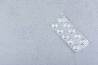 Mermer arka planda bir paket ilaç. Yüksek kalite fotoğraf