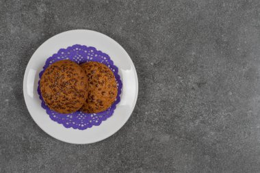 Beyaz tabakta lezzetli kurabiyeler. Yüksek kalite fotoğraf