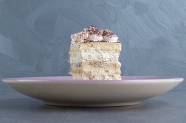 Kremalı kekin olduğu bir tabak. Yüksek kalite fotoğraf