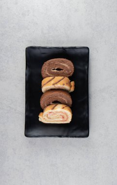 Tahtada, mermer zeminde nefis bir pasta var. Yüksek kalite fotoğraf