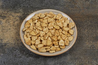 Seramik tabakta bir sürü kalp şeklinde kraker. Yüksek kalite fotoğraf