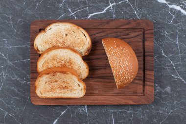 Üç kadeh kaldırma ve mermer zemine çörekler kondu. Yüksek kalite fotoğraf