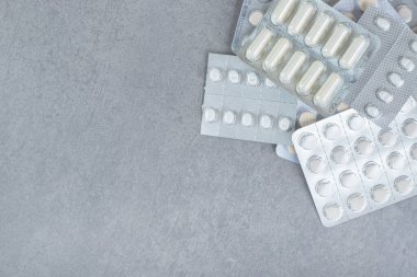 Gri arka planda beyaz haplı kabarcıklar var. Yüksek kalite fotoğraf