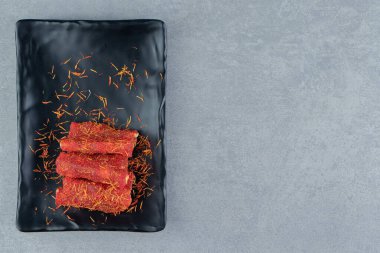 Türk lezzetleri tepsinin üstünde, mermer arka planda üst üste yığılmıştı. Yüksek kalite fotoğraf