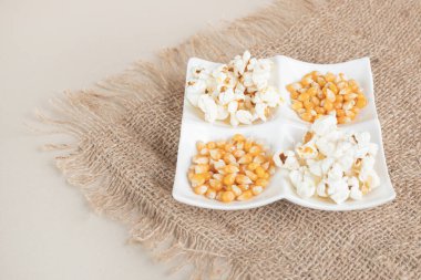 Çuval bezi üzerinde seramik bir bardakta patlamış mısır. Yüksek kalite fotoğraf