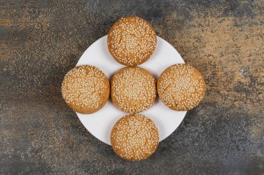 Beyaz tabakta susam tohumlu kurabiyeler. Yüksek kalite fotoğraf
