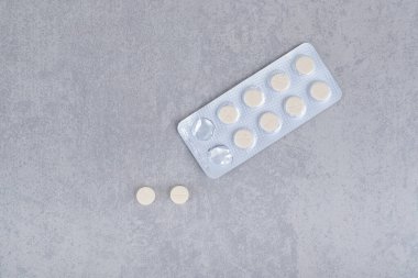 Gri arka planda beyaz haplı bir kabarcık. Yüksek kalite fotoğraf