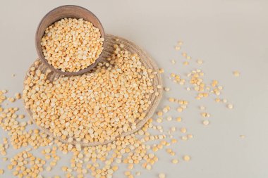 Beton zemin üzerinde tahtadan yapılmış sarı bezelye çekirdeği. Yüksek kalite fotoğraf