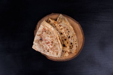 Masa arkasında ev yapımı ekmek (pita, lavaş ekmeği)