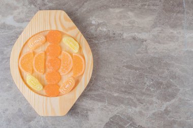 Marmelade demeti mermer arka planda ahşap bir tabakta. Yüksek kalite fotoğraf