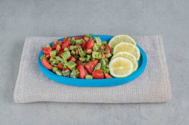 Kırmızı kiraz domatesli mevsimlik salata ve yeşil fasulye. Yüksek kalite fotoğraf