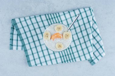 Cam kasede, mermer zemin üzerinde pirinçli doğranmış muz. Yüksek kalite fotoğraf