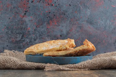 Mavi tabakta şekerli üçgen pasta. Yüksek kalite fotoğraf