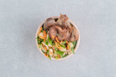 Bir kase kızarmış tavuk budu ve sebze salatası. Yüksek kalite fotoğraf