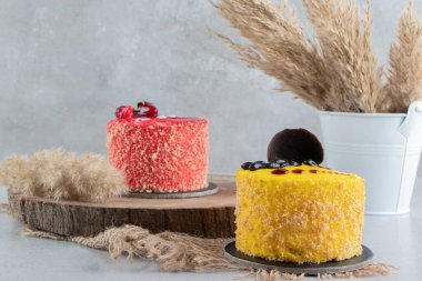 Mermer arka planda iki küçük kek ve bir demet çim sapı. Yüksek kalite fotoğraf