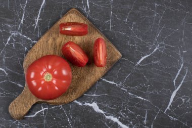 Tahta üzerinde taze kırmızı domatesler. Yüksek kalite fotoğraf