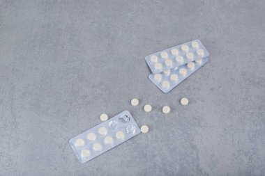 Gri arka planda beyaz haplı kabarcıklar var. Yüksek kalite fotoğraf