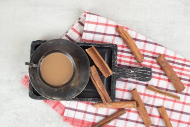 Üzerinde tarçın çubukları olan bir fincan kahve. Yüksek kalite fotoğraf