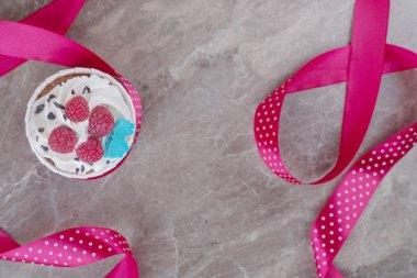 Mermer kaplamalı kremalı kekin etrafındaki kurdeleler. Yüksek kalite fotoğraf