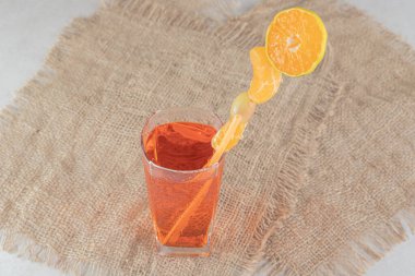 Çuval bezi üzerine saman ve meyve dilimleri ile taze kokteyl. Yüksek kalite fotoğraf