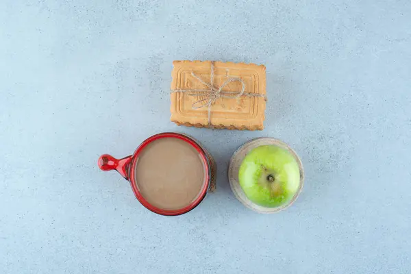 Una Taza Café Galletas Manzana Fresca Superficie Azul Foto Alta — Foto de Stock