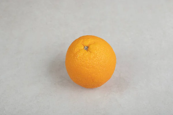 灰色の背景に新鮮な全体のオレンジ 高品質の写真 — ストック写真