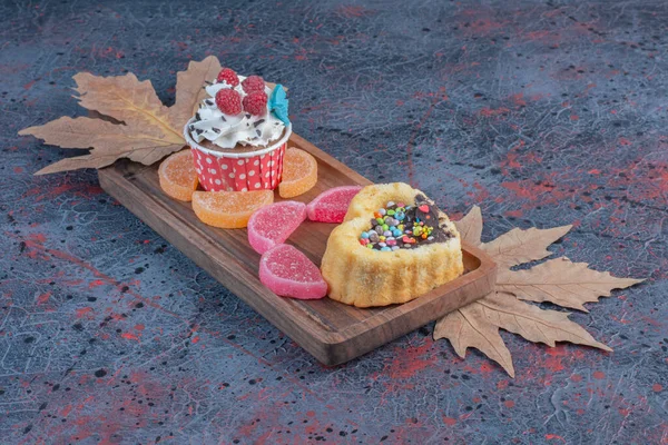 Marmelades Cupcake Gâteau Avec Chocolat Des Bonbons Sur Petit Plateau — Photo