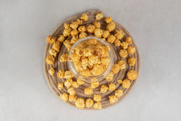 Glass Bowl Placed Knitted Trivet Filled Encircled Caramel Coated Popcorn — Stok fotoğraf