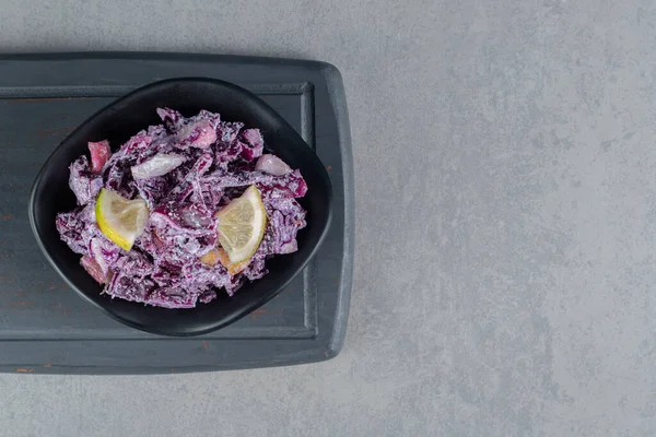 Mor Lahana Çeşitli Malzemelerle Seramik Bardaklarda Soğan Salatası Yüksek Kalite — Stok fotoğraf