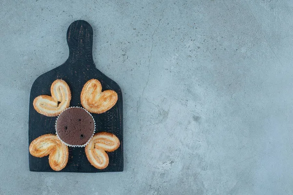 Paquete Galletas Escamosas Una Magdalena Sobre Una Pizarra Negra Sobre —  Fotos de Stock