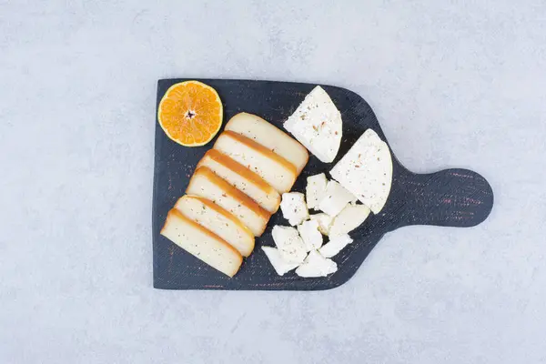 Weißbrot Scheiben Geschnitten Mit Orangenscheibe Auf Schneidebrett Hochwertiges Foto — Stockfoto