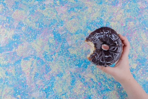 带有巧克力心绞痛的甜甜圈面包 背景质感好 高质量的照片 — 图库照片