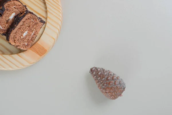 Rollo Chocolate Dulce Rodajas Con Piñas Foto Alta Calidad —  Fotos de Stock