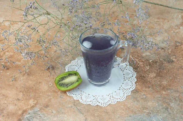 Una Taza Deliciosa Bebida Con Rodaja Kiwi Sobre Fondo Mármol — Foto de Stock