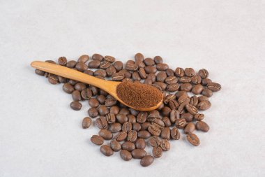 Kahve çekirdekli tahta bir kaşık kakao tozu. Yüksek kalite fotoğraf