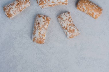 Kurabiye ambalajları mermer arka planda gösterilir. Yüksek kalite fotoğraf