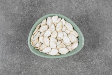 Mavi kasede lezzetli kabak tohumları. Yüksek kalite fotoğraf