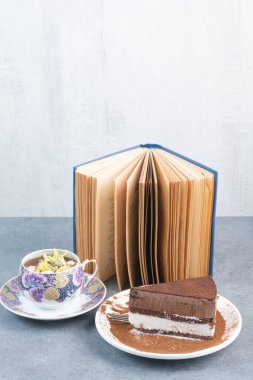 Aromalı çay ve kitaplı bir parça kek. Yüksek kalite fotoğraf