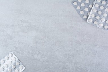 Mermer yüzeyde üç paket tıbbi ilaç. Yüksek kalite fotoğraf