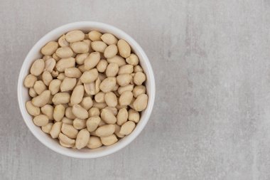 Beyaz kasede soyulmuş fıstıklar. Yüksek kalite fotoğraf