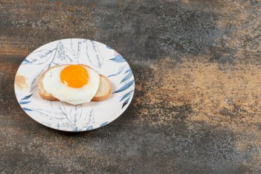 Beyaz ekmek diliminde bir tabak yumurta. Yüksek kalite fotoğraf
